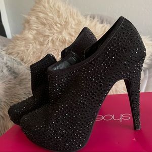 Black sparkly booties